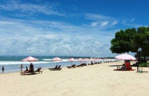 Keindahan Pantai Kuta Bali yang sanggup menarik ribuan wisatawan setiap tahunnya 1024x663